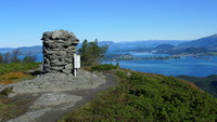 Toppvarden på Borgundnuten. Utsikt nordover mot Halsnøy