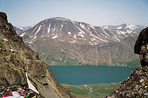 Fra Bukkehåmåren (1910), med utsikt mot Gjende, Besseggen (til høyre) og Besshø (2258).