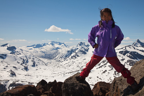 Meg på toppen av Kyrkja. Bakider er det noen fjell som pappa kalte Hurrungane.