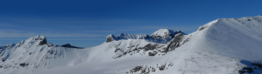 Panorama fra NØ for BHT V3. Skardstind til venstre, så Ymelstind, Storjuvtind og Galdhøpiggen. Tverråtindane til høyre.