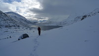 Snødybden minket og stemningen steg da vi nærmet oss Øvre Høgvagletjønnen!