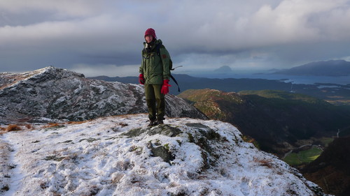 Liv Synnøve på Grønehaugen. Ramsgrønova bak til venstre. Alden ute i havet i bakgrunnen