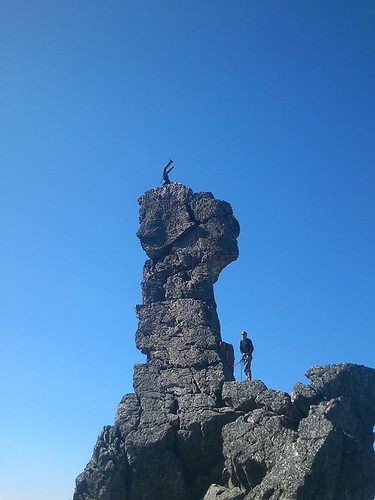 Sondre prøver seg på en håndstående på Torshammaren.