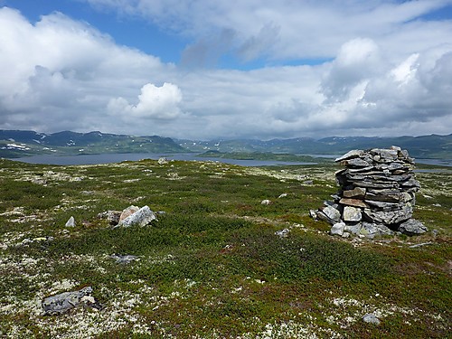 På toppen med utsikt nordover mot Stolsvatnet og Djupsvatnet.