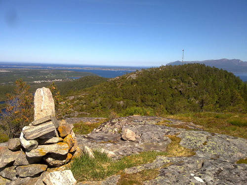 Utsikt fra Storskarven, Litlskarven nærmest med mast