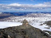 Varden på Austre Rasletinden (2010), bak ser man blant annet Nedre Heimdalsvatnet