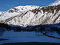 Ved Stornes i Beiardalen. Jeg gikk opp mot Hanspolsabreen på hitsiden av ryggen mot himmelen.