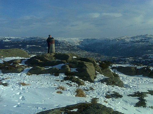 Olsokfjellet 20. februar 2010. Rundmanen til venstre i bakgrunnen, Ulriken til høyre