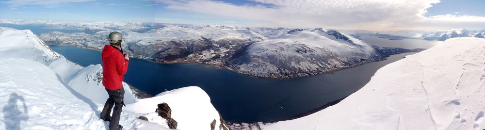 Geir taking some pictures of the views to the east/south of Kjelvågtinden