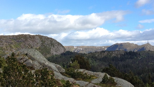 Varden på det høyeste punktet på Sandviksfjellet. Blåmanen Vest til venstre, Vidden og Ulriken med mast