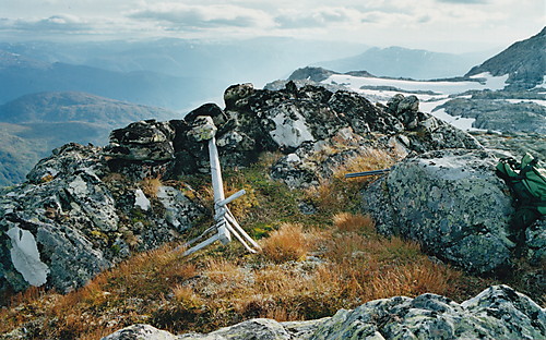 Nedblåst varde på toppen av Skreppenut. Den gamle ferdselsvegen  Fereiskorane mot Ulvik øverst til høyre (snøflaten).