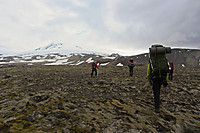 Da har turen begynt. Tunge sekker, men et fjell som lokker i det fjerne.