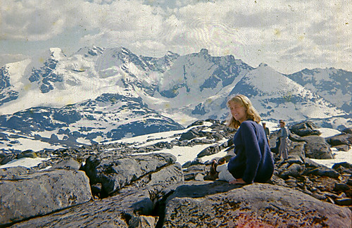 Astrid på Fanaråken juli 1965. Utsikt mot Skagastølstindene, Sentraltind, Styggedalstindene og Gjertvasstind