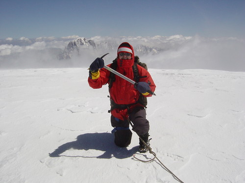 Poserer i vinden nær toppen av Tacul, på ca 4200 m.