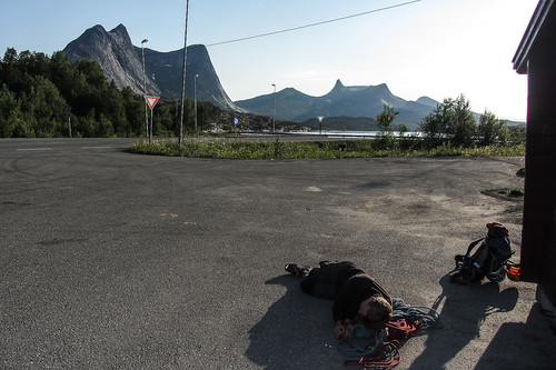 Kjipt å måtte vente nesten syv timer på bussen. Ingen som biler som ville ta imot to svette fjellfanter!:(