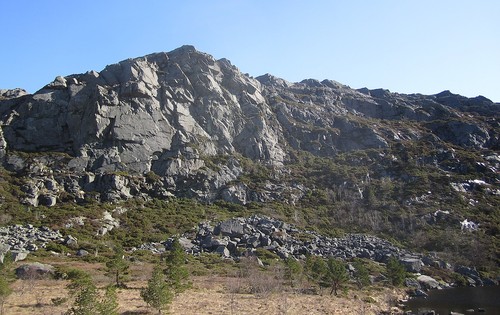 Trollevassnibba reiser seg bratt opp fra Trollevannet. I blant er det ikke så dumt å gå "litt feil." Idyllisk her inne.