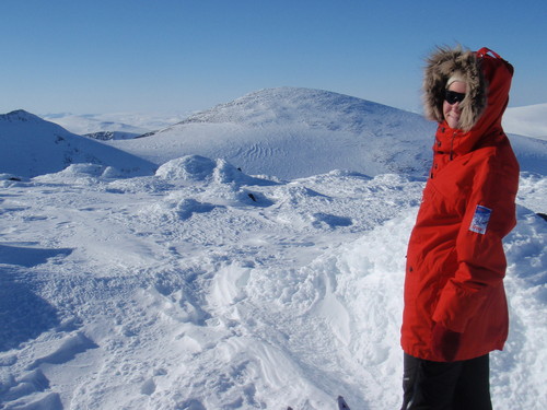 Marit på Hestbrepiggen Ø1 med store Hestbrepiggen i bakgrunnen. Kalt!