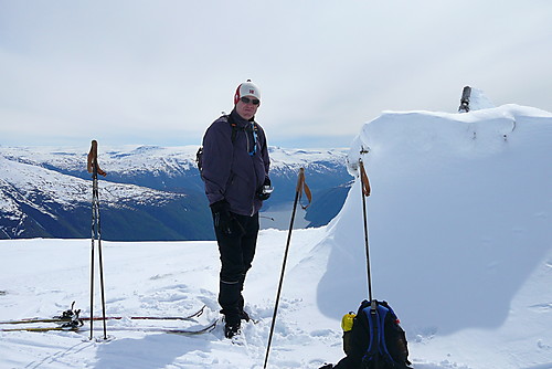 Jon Helge på Vassfjøra. Utsikt mot Hardangerfjorden