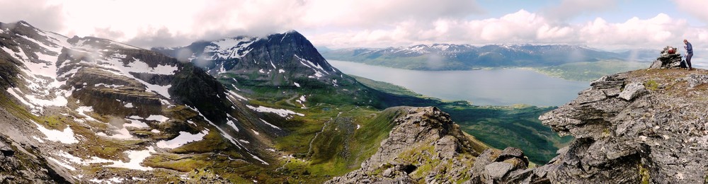 Panorama from the top of Bakaromntinden, looking west towards Nordre Bentsjordtinden and Straumsfjorden