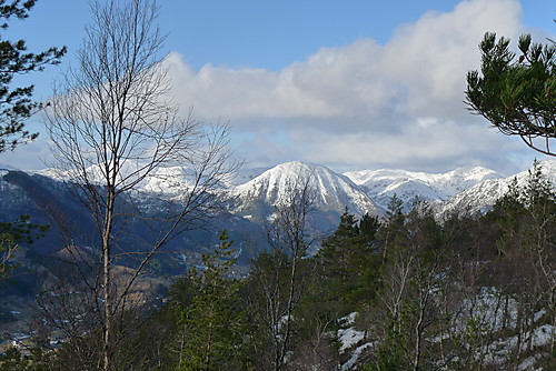 Utsikt fra Raudlifjellet mot Haugsdalshorge midt i bildet. Livarden til venstre, Søre Gullfjelltoppen til høyre bakerst. Samdalen nede til venstre.