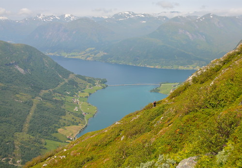 På vei til Grovanipa. Kjøsnesfjorden/Jølstravatnet