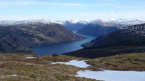 Utsikt østover Sørfjorden fra Repparåsen. Osterøy med Bruviknipa til venstre