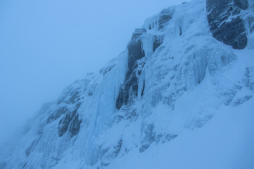 Midtre og høyre foss. Den vanskeligste vi klatret er den vertikale søylen sentralt bildet (mulig WI5 om den hadde vært lenger?).