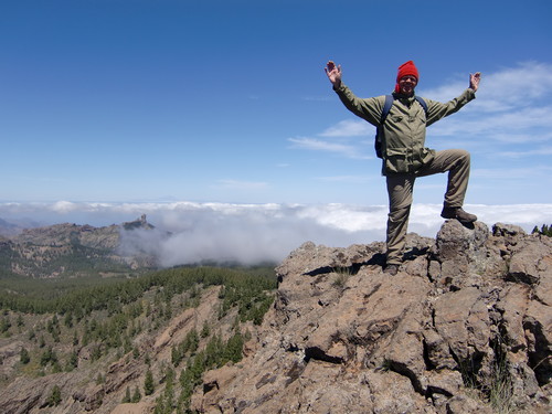 På toppen av Morron de la agujereada, med Roque Nublo i bakgrunnen og El Teide i det fjerne