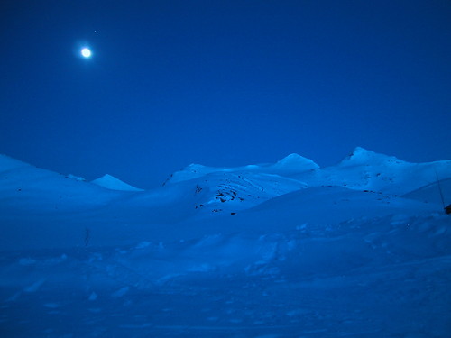 Midtre Høgvagltind i vakkert måneskinn nr 2 fra høyre av toppene. Bildte er tatt ca kl 23:15 den 22. april 2005 fra Leirvassbu.