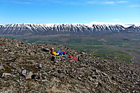 Sondre slapper av i vakker islandsk natur