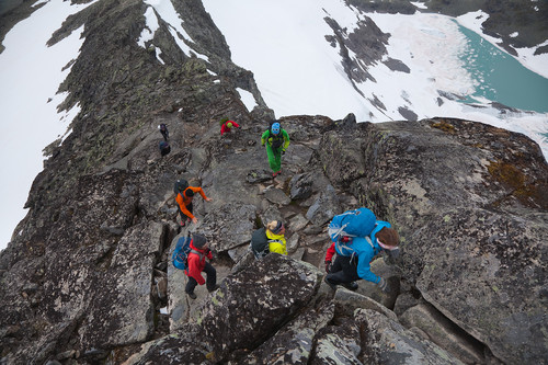 Folksomt og fargerikt i den grå steinverdenen. Berdalsbrevatnet nede til høyre.