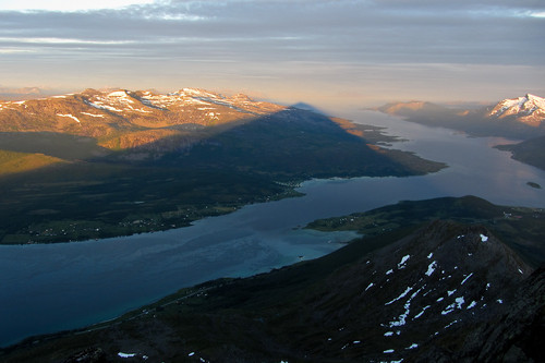 Sætertindens skygge, artig fenomen! Og i sør lurer uværet...