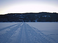 Heikampen sett fra Østre Fyllingen. Kvelden senker seg over Nordmarkas dype skoger.