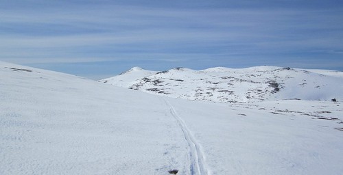 Fulgte et hardt skispor, der skaren bar meg sånn akkurat. Målet for turen litt t.v. i bakgrunnen.