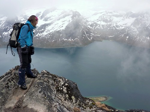 Ane looks down to the beach below Skamtinden