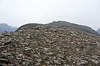 Lettgått terreng innover vestre platå på Vassdalsfjellet. 1384-toppen bak.