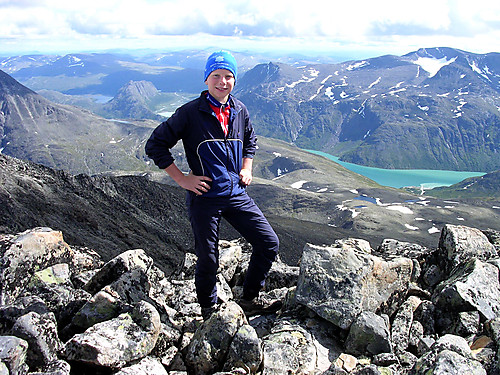 Meg på Surtningssue sørtoppen med Gjende bak. Legg merke til corioliseffekt i utoset ved Memurubu.