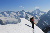 Andi på eggen med Finsteraarhorn i bakgrunnen