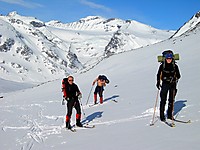 En glad gjeng med Galdhøpiggen sentralt i bakgrunnen.