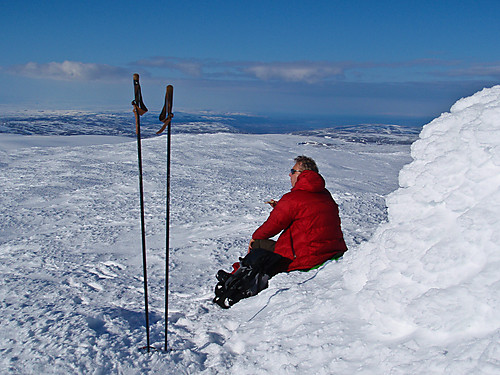 Matpause på toppen av Čohkarášša med utsikt mot nordøst.