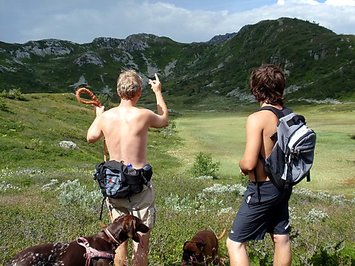 Over Gryvlund nærmer tordenskyer seg, sett fra Djupedokk.