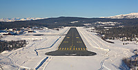 Inn for landing på Leirin. Flott flyplass med Jotunheimen som kulisse.