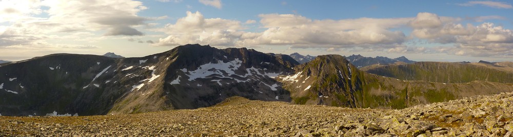 Utsikten mot Mjeldskartinden og Kattfjord, nord for Gråtinden