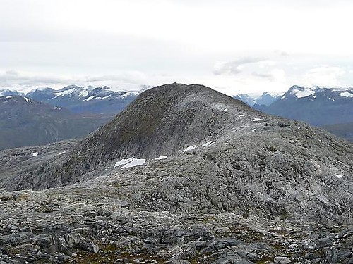 Utsikt fra Steindalsegga bortover mot Kyrkjenibba