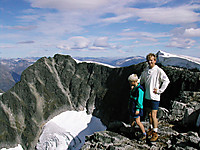 På stupkanten ved Skålatårnet. Stryneskåla bak.