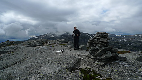 Varde og trig-punkt på Høganovi. Tveitakvitingen i bakgrunnen.