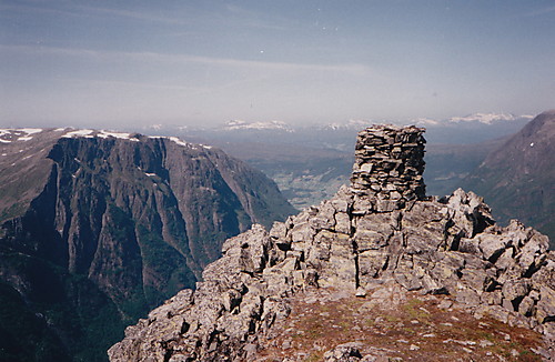 Toppvarden på Eggenipa fra sørsiden. Utsikt mot Byrkjelo.