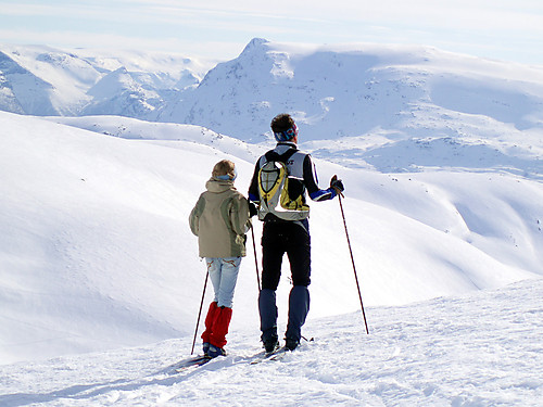 Utsikt fra Natakupa mot Skarsteinfjellet.