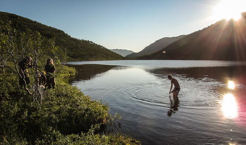 Sivertsvik tar en frisk kattevask i Litje-Ostervatnet.