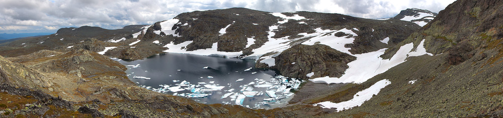 Panorama på vei ned mot 1461-tjernet og Blåe Berge. Skræmetinden helt til høyre.